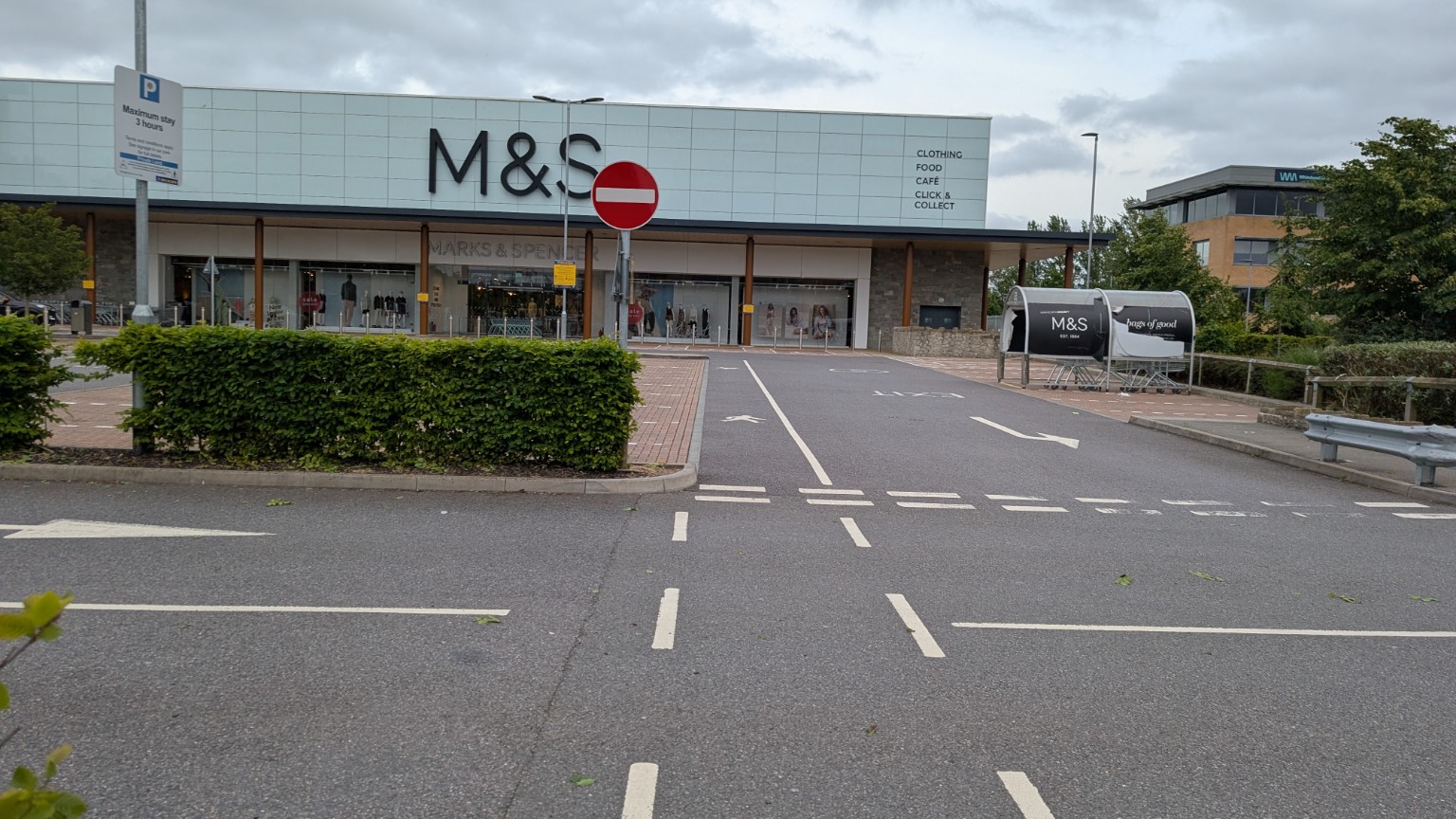Maintained retail grounds